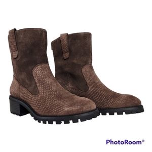 Logo By Lori Goldstein Lugged Chunky Sole Boots Brown Embossed Leather 7.5.EUC